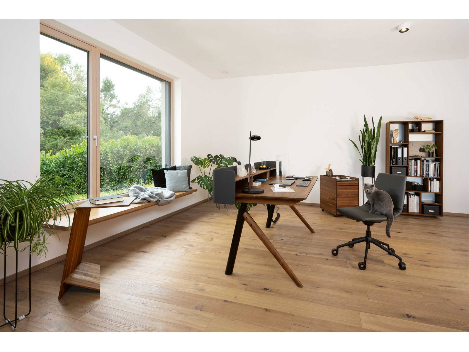 Duftende Hölzer und feinste handwerkliche Details, vereint mit klugen Funktionen und smarten Hightechmöbeln – so definiert sich ein vollwertiges Homeoffice. Dazu gehören zum Beispiel der wendige Bürodrehstuhl «Lui» und der elektrisch höhenverstellbare Schreibtisch «Pisa». Letzterer ist ausgestattet mit intelligenten Extras wie Schreibtischaufsatz, Kabel-kanal und LED-Lichtleiste. TEAM 7.