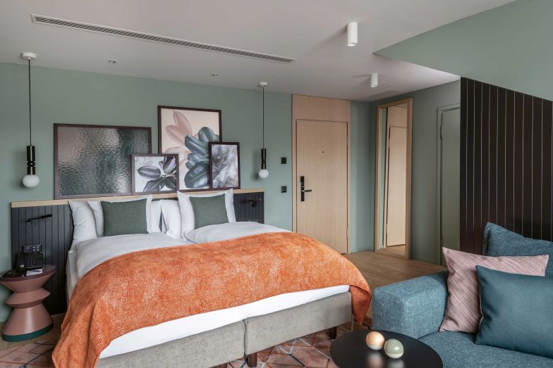 Die Zimmer laden zum Verweilen ein – eine kleine, aber vollwertige Küche und ein extra Sofa machen daraus ein Zuhause auf Zeit.
