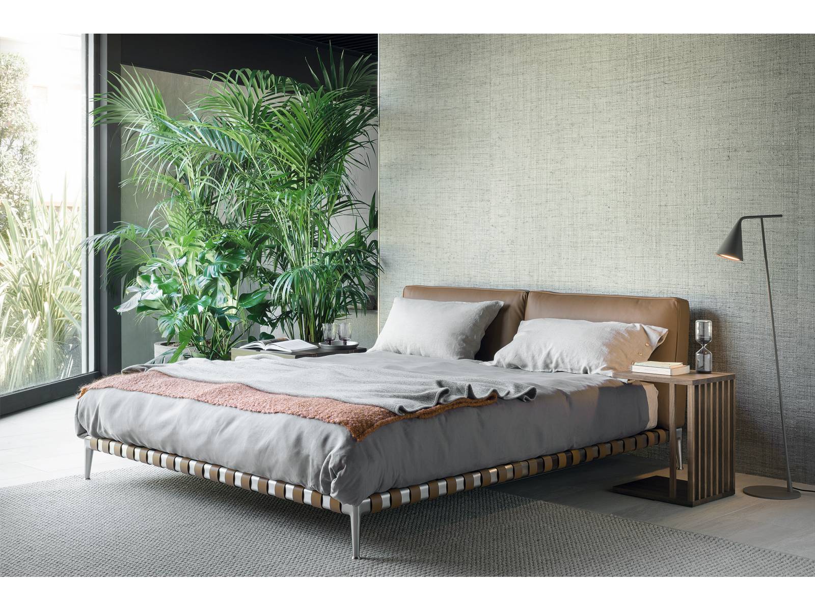 Antonio Citterio schuf mit «Gregory» ein Bett, das sich durch ausgewogene Proportionen und hochwertige Details in der Konstruktion auszeichnet: Der Metallrahmen mit Beinen aus Aluminiumguss bildet zusammen mit den Lederriemen in den Farben Tabak, Schokoladenbraun und Schwarz eine elegante Kombination, während das weich gepolsterte Kopfteil auch als angenehme Rückenlehne wertvolle Dienste leistet. Flexform.