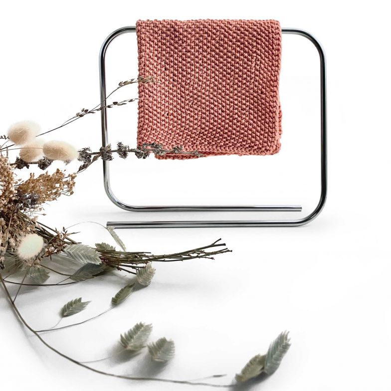 INBYKO.COM  Praktisch, langlebig und modern ist dieser Spültuchhalter, der die Antwort auf die Frage liefert: Wohin mit dem Spüllappen, wenn der Abwasch gemacht ist? Der schlichte Halter wird in der Schweiz gefertigt und wurde bereits mit dem Iconic Awards 2022 ausgezeichnet. In Edelstahl, Schwarz, Chrom oder Gold erhältlich.