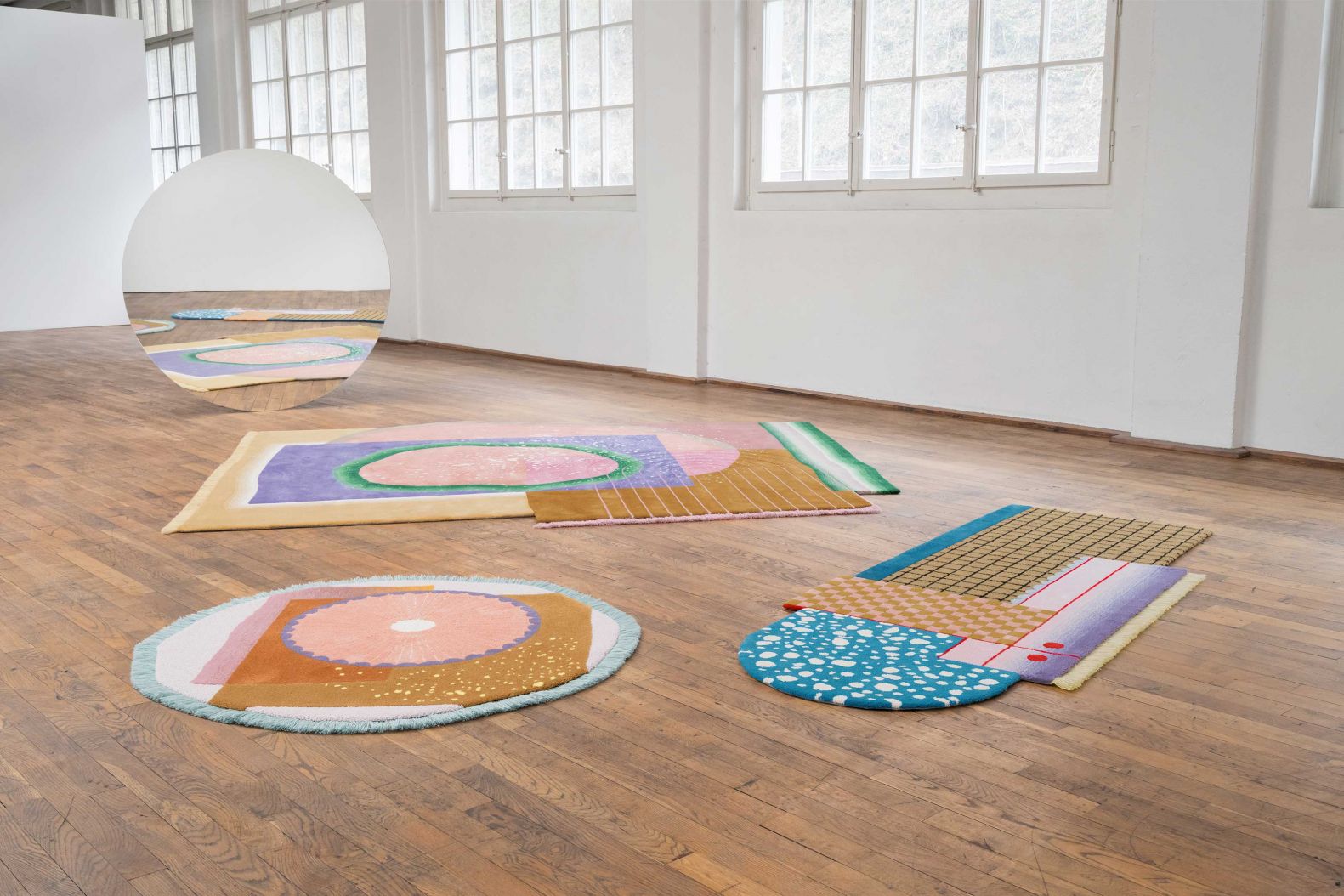 «Neonstray», «Cubycloud» und «Rayday» heissen die an Kunstdrucke erinnernden Designs der ersten Teppich-Serie, die das Designkollektiv zusammen mit dem Schweizer Textilhersteller Lantal entwickelt hat. Als Inspiration für die Entwürfe diente die Schablonier-Technik, bei der durch die Überlagerung von Positiv- und Negativformen immer wieder neue Muster entstehen. Handgetuftet aus Neuseelandwolle. Foto: Dersu Huber. STUDIO KOMPLETT.COM