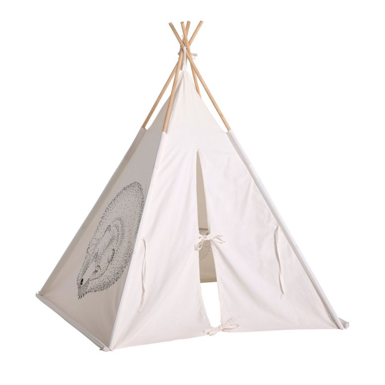 Kinder lieben es, gemütliche Höhlen zu bauen. Und Mütter sind nicht selten genervt, wenn sie Sessel und Stühle zusammen schieben und alle verfügbaren Decken darüber werfen. Mit dem Spielzelt «Tipi» bleibt das Wohnzimmer wie es ist. Die Holzstäbe sorgen für einen guten Fall der Zeltplane aus reiner Baumwolle. Bloomingville.