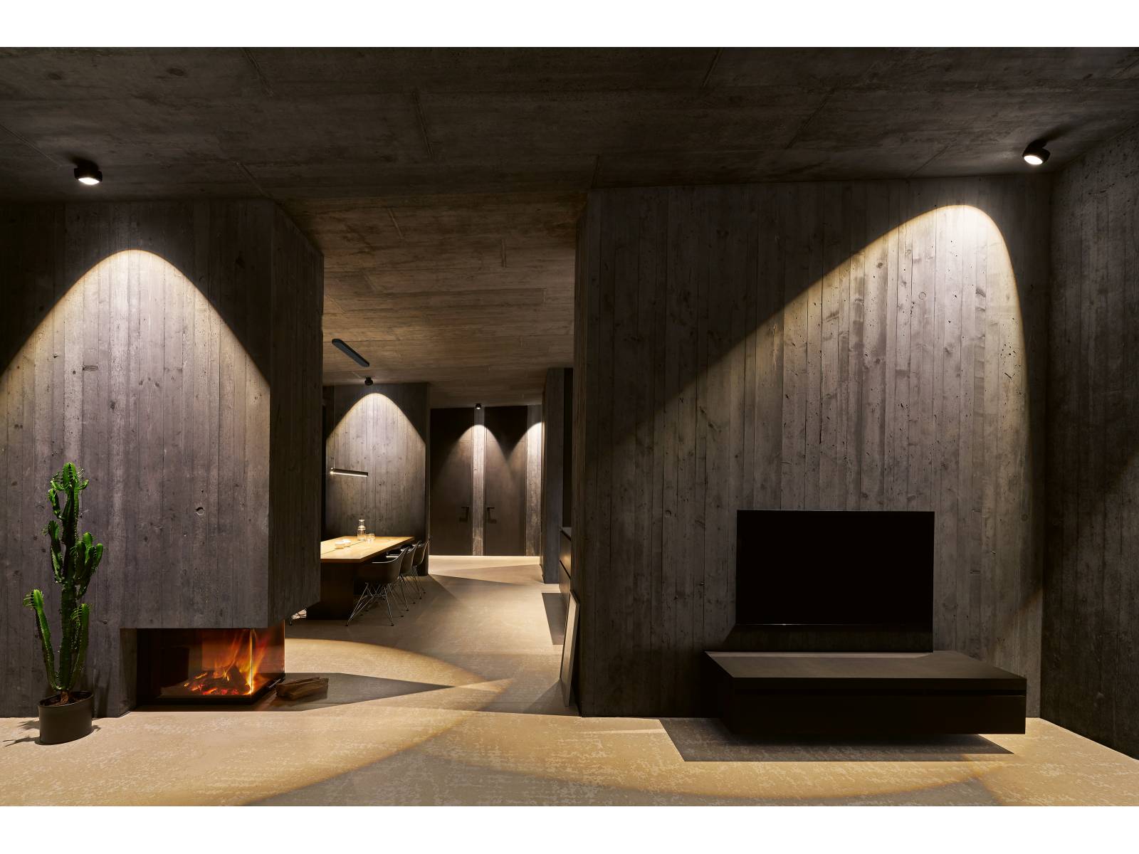 Dass in einem modernen Gebäude aus Beton mit der passenden Lichtgestaltung ein hohes Mass an Gemütlichkeit entstehen kann, zeigt das Passauer Architekturprojekt «Fels in der Brandung». Koeberl Doeringer Architekten setzten durchgängig Leuchten aus dem Portfolio des deutschen Herstellers ein. Im Bild die Strahler «Più Alto» in mattem Schwarz. Occhio.