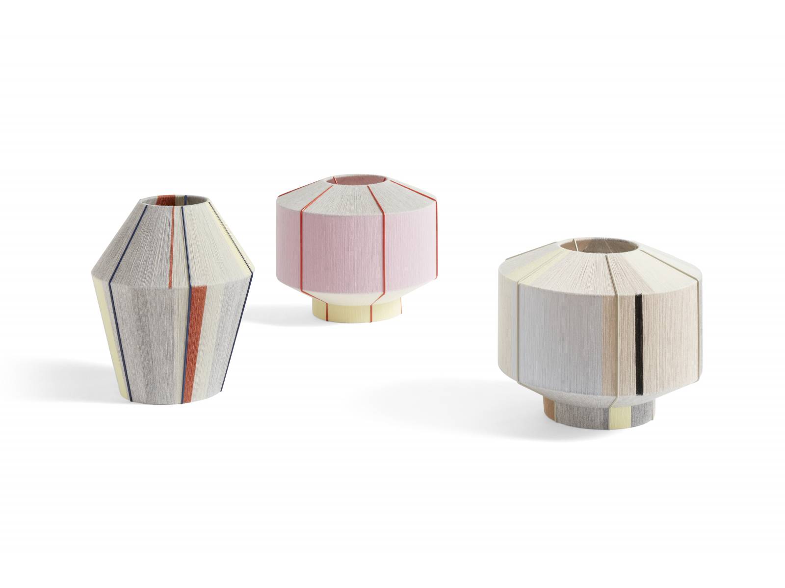 Auch bei ausgeschaltetem Licht ein Hingucker: Die bunten «Bonbon Shades» der serbischen Designerin Ana Kras, bei denen jeder Farbton mittels einer speziellen Technik als Nylongarn von Hand um den Stahlrahmen gewebt wird. Dadurch entstehen strukturierte individuelle Lampenschirme, die auch als eigenständige Designobjekte Bestand haben. Hay.