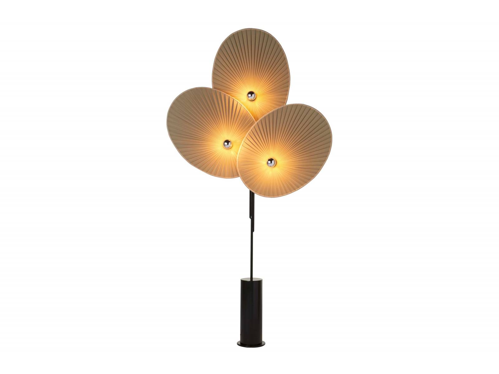 Drei handgefaltete Fächer, aufgefaltet wie zu einer Blüte, werden zum Lampenschirm der Stehleuchte «Unfold». Neu gibt es den Schirm zusätzlich zu den Farben Schwarz und Weiss auch in Indigo und Khaki. Design: Alexandre Dubreuil. ROCHE BOBOIS.