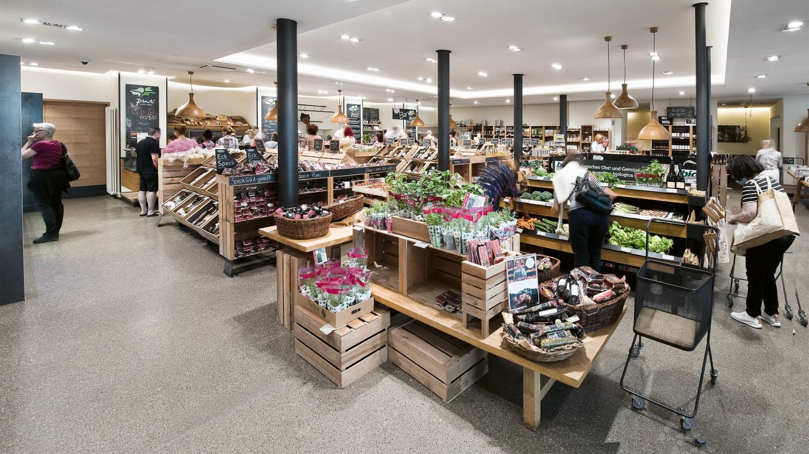 Pur Südtirol, Shop und Bar in einem, bietet Hunderte Südtiroler Qualitätsprodukte direkt von den ErzeugerInnen – von WinzerInnen, SchnapsbrennerInnen, MetzgerInnen, BäckerInnen und DesignerInnen aus der Gegend. Ideal ist der Genussmarkt im Meraner Kurhaus auch für ein kleines Frühstück, eine köstliche Speckplatte oder ein Käsebrettl am Mittag. PURSUEDTIROL.COM