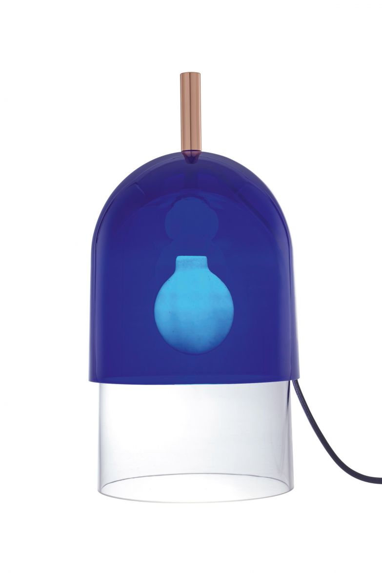 Mit der Hängeleuchte «Heure Bleue» trifft die Designerin Constance Frapolli den Zeitgeist und reiht sich ein in die schöne Designwelt mit der Farbe des Jahres «Classic Blue». Ligne Roset.