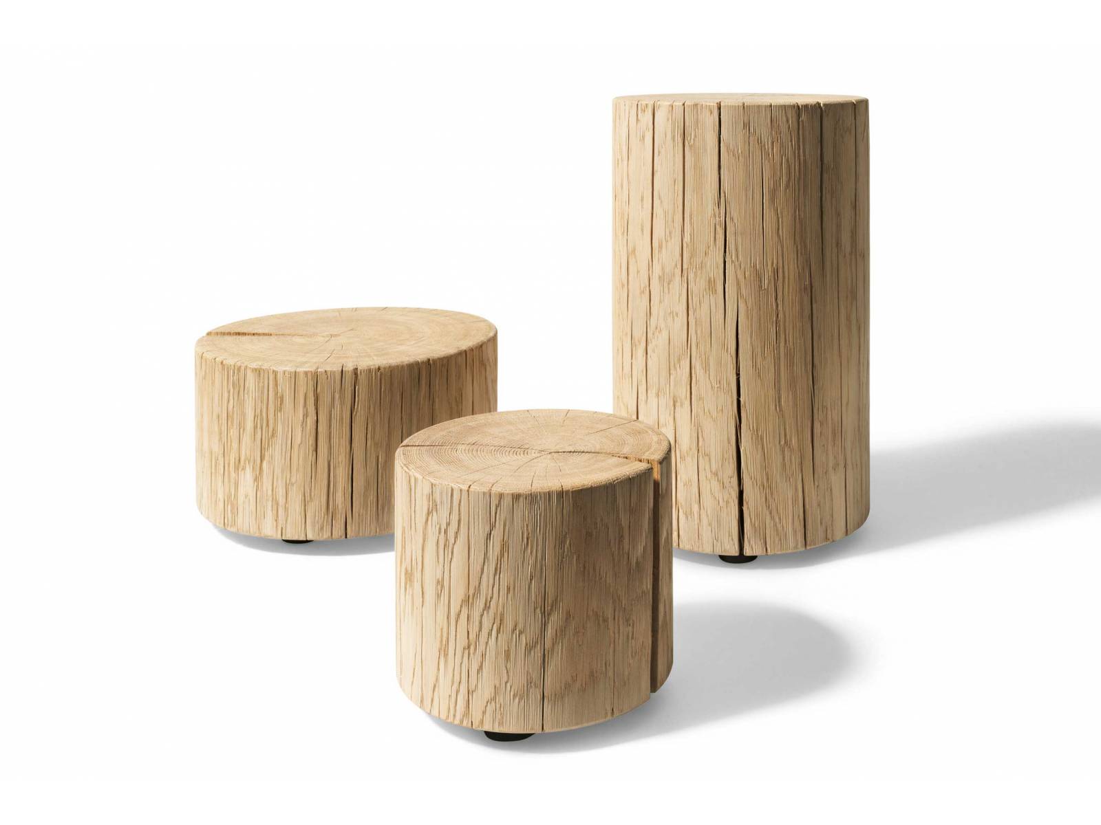 Angenehmer Duft, weiche Oberfläche, warmes Ambiente: Holz bringt im Wohnbereich viele Eigenschaften mit, die uns süchtig machen. In seiner wohl schlichtesten Form als  Zylinder ist es Beistelltisch, aber auch Hocker. Das Modell des Naturmöbelherstellers aus Österreich wirkt aufgrund der charakteristischen Risse besonders lebendig und kraftvoll. Team7.
