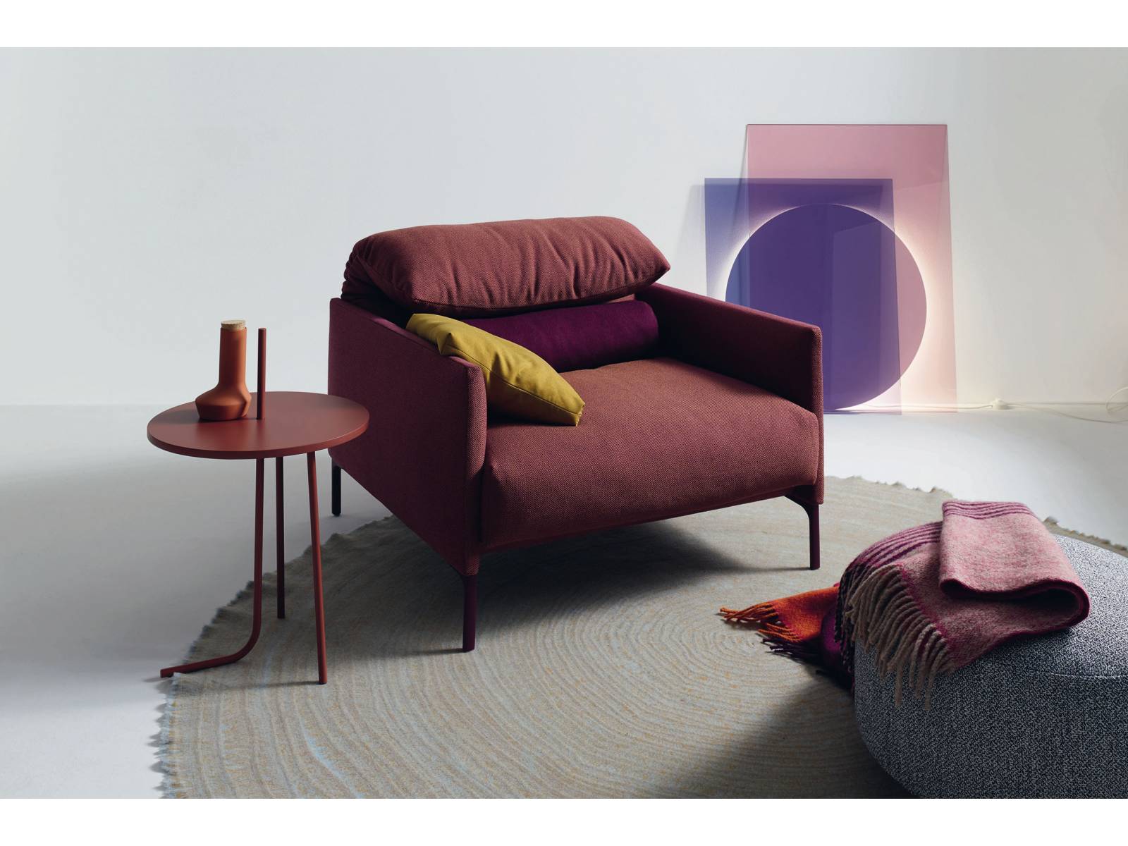 «Avalanche» — volumenreich mit eleganter Silhouette. Ob als Sofa oder Sessel, man sitzt gemütlich auf weichen Polstern, wird ergonomisch im Lendenbereich gestützt und kann sich, bei hochgeklappter Rückenlehne, entspannt strecken, ohne dabei den Halt zu verlieren. Design: Metrica. Im Bild zudem Tisch «Sting». Cor.