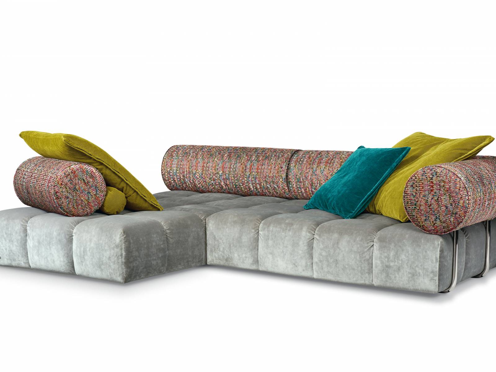 Für «Ed» liess sich Designerin Pauline Junglas nicht zuletzt von der schrillen und bunten Designszene der 1970er- und 80er-Jahren inspirieren. Das Sofa ist unkonventionell, weicht von den klassischen Formen ab und entspricht damit der typisch kreativen Designsprache des Polstermöbelherstellers. Bretz.