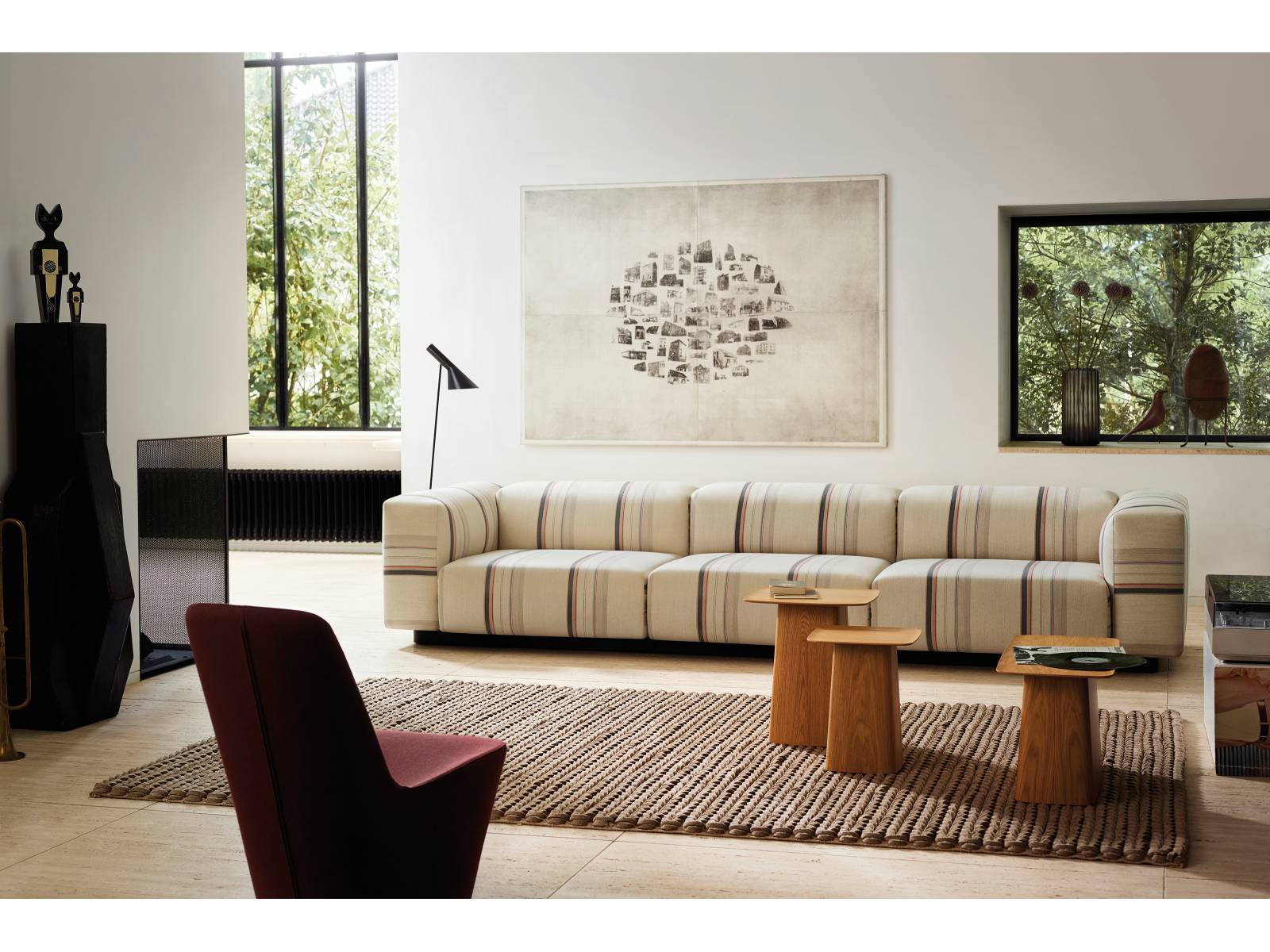 Der neue Stoff «Aura Stripes» unterstreicht die Geradlinigkeit der kubischen Elemente des Polstermöbels «Soft Modular» zusätzlich. Der Stoff in der ungewöhnlichen Farbe Marmor wurde nur für das Sofa entworfen. Design: Jasper Morrison. Vitra.