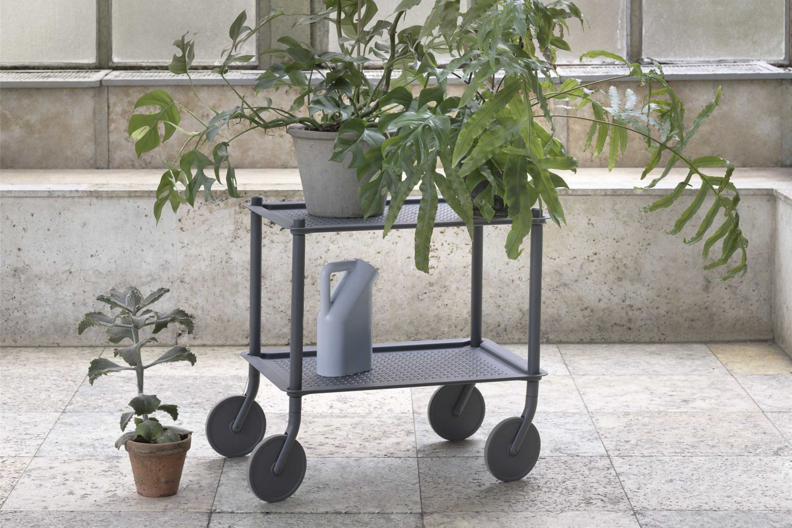 Stets zu Diensten: Der monochrom gestaltete «Flow Trolley» aus Metall bietet Ablageflächen für jeden Raum, sei es zuhause, am Arbeitsplatz oder im Gastgewerbe. Die gerillte Oberfläche der einzelnen Tablare sorgt auch bei Pflanztöpfen für einen sicheren Stand. Design: Normal Studio. Muuto.
