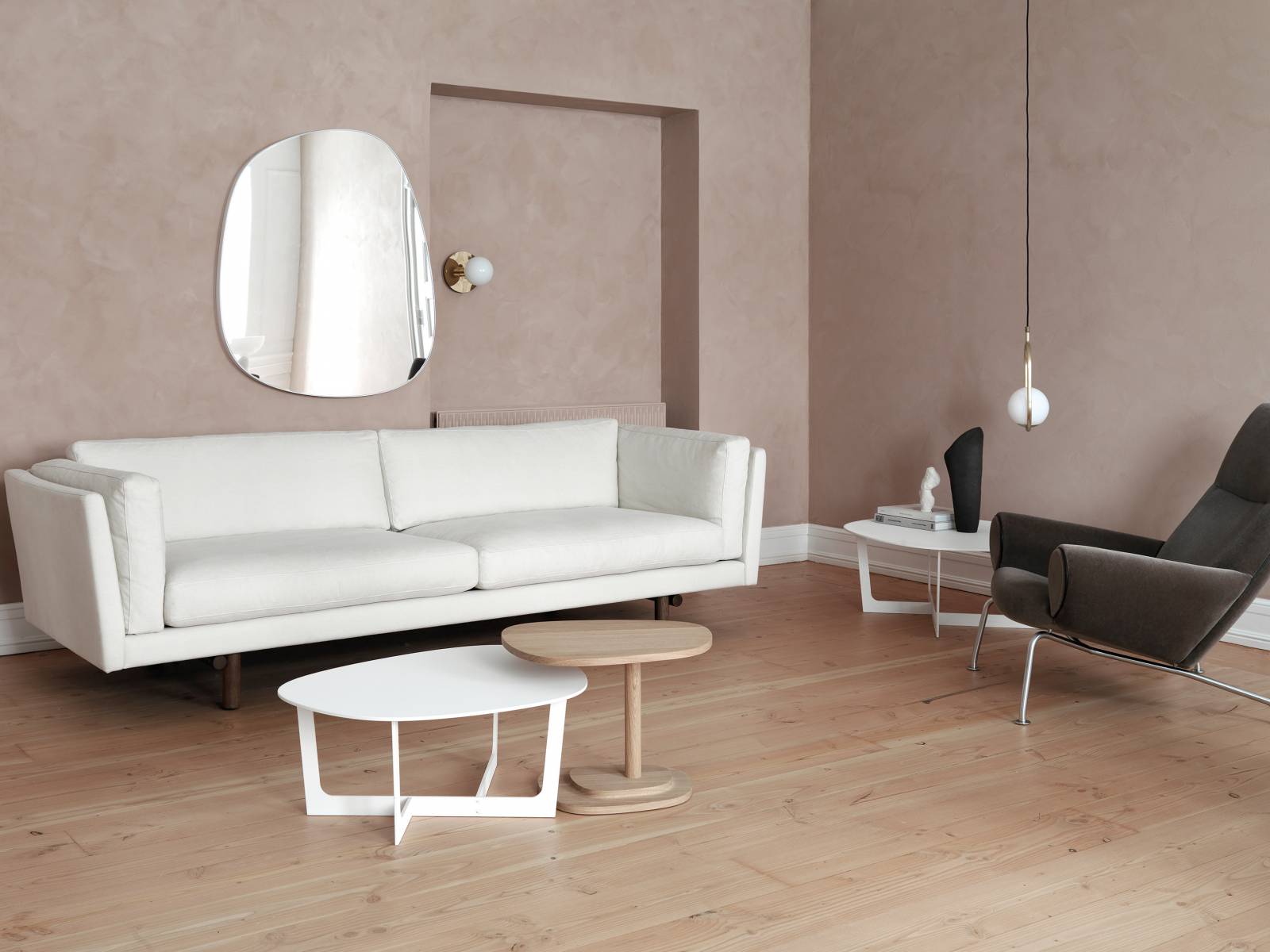 Sofa «Indigo», das die klare skandinavische Linienführung mit purer Gemütlichkeit kombiniert, zeigt sich neu mit Beinen aus Eiche Natur oder geräucherter Eiche. Sie verhelfen dem klassischen Sofa, wahlweise mit Leder- oder Textilbezug, zu einem selbstbewussten Auftritt. Erik Jørgensen.