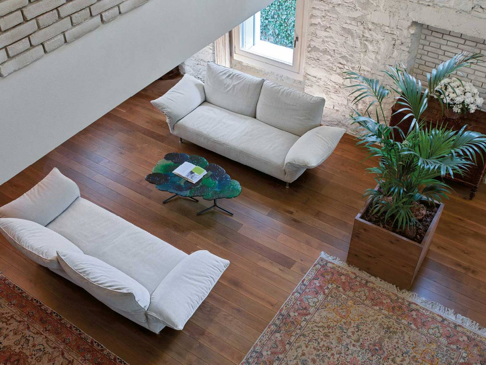Flauschig. Weich. Elegant. Das sind die prägnanten Merkmale des bequemen Sofas «Standalto» von Francesco Binfaré. Sucht man hier Entspannung, sinkt man wortwörtlich in die Kissen, denn dank eines ausgeklügelten Systems verlieren Rücken- und Armlehnen jegliche Steifheit und lassen sich wie flauschige Kissen mit wenig Druck beliebig zurechtformen. EDRA.