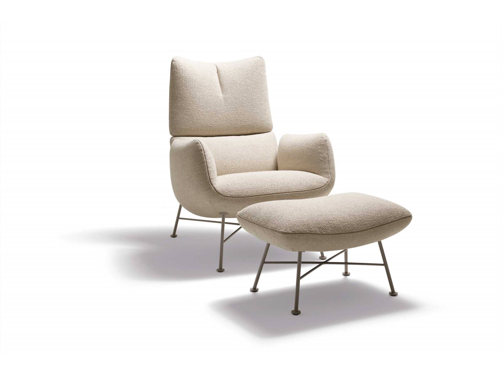 Als moderne Version eines Ruhesessels ergänzt Loungesessel «Jalis» die gleichnamige Familie, zu der bereits Stühle und Sofas zählen. In der Ausführung mit drehbarem Tellerfuss verfügt er über eine Kippmechanik, die die Sitzschale sanft nach hinten neigt. Design: Jehs+Laub. COR.