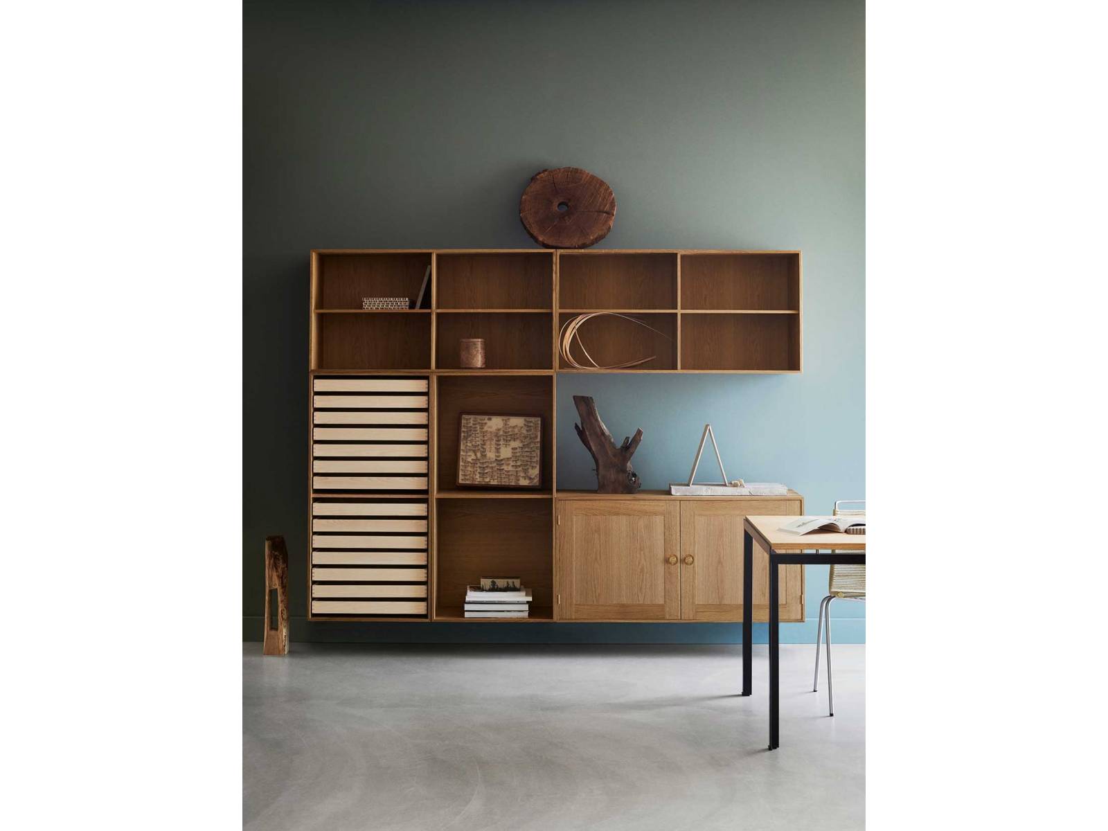 Es gibt Dinge, die kommen nie in die Jahre. Wie zum Beispiel das FK Bookcase System von Preben Fabricius und Jørgen Kastholm aus den 1970er-Jahren. Materialien, Handwerk und Funktionalität machen es möglich, das Möbel nach individuellen Vorlieben auszustatten – mit Einlegeböden, Schubladen und Türen. Carl Hansen & Søn.