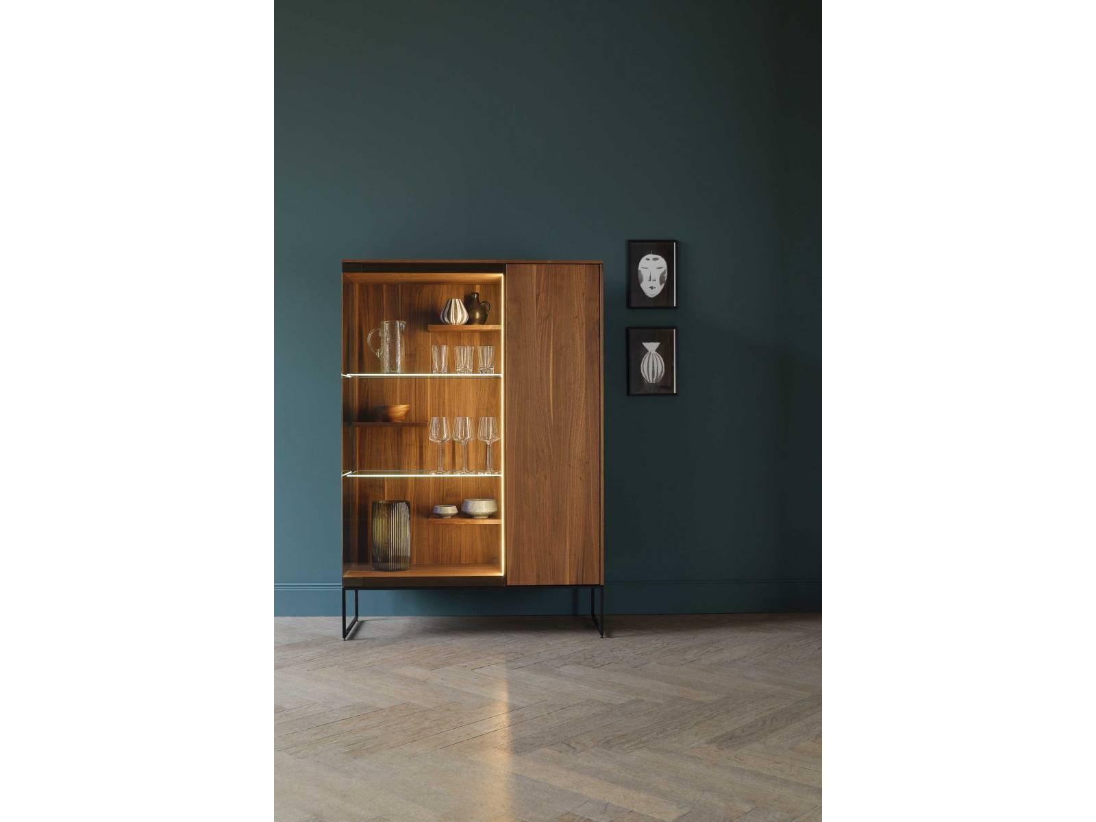 Vitrine und Stauraum in einem ist «Filigno» mit seinen offenen und geschlossenen Bereichen. Eine übers Eck laufende, rahmenlose Glasfläche, die es in Klar- oder Rauchglas gibt, sorgt für spannende Einblicke, und ein LED-Lichtband an Mittelseite und Glasfachböden setzt faszinierende Lichtakzente. Team 7.