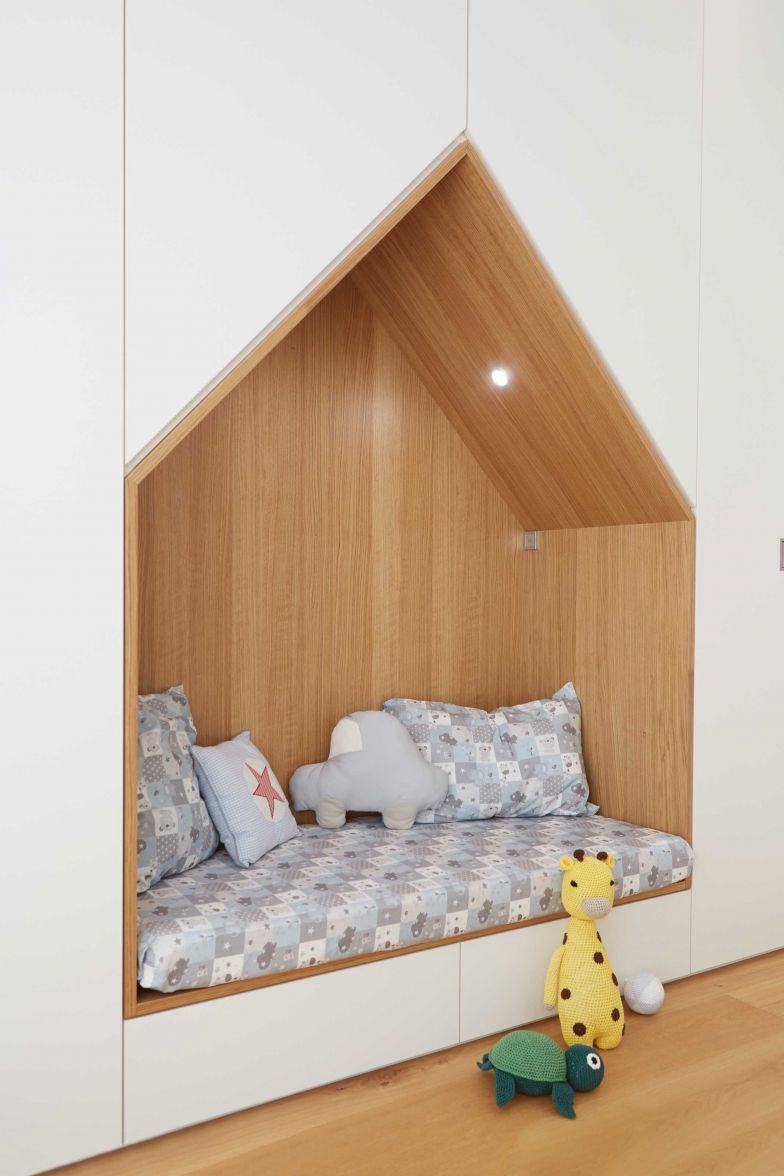 Macht Kinder froh: Leseecke und Rückzugsort in einem ist diese Nische, welche in Form eines Hauses in den grosszügigen Einbauschrank eingeplant wurde. Ein dimmbarer LED-Spot sorgt für angenehmes Licht zu jeder Tageszeit. ALPNACHNORM.