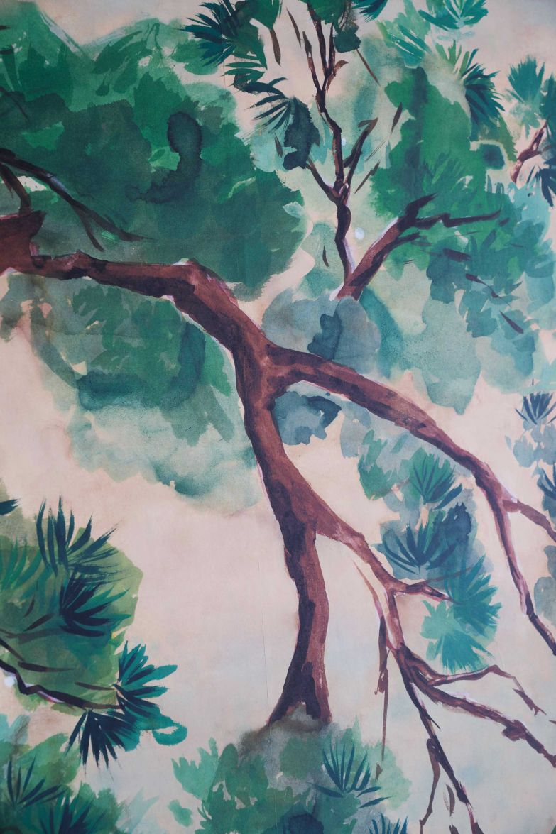 Eine orientalische Kiefer, fast wie ein Aquarell gemalt, wird zum Sujet dieser Tapete mit dem schönen Namen «Scene d’Arbre». Das Motiv wird digital auf luxuriöses Naturgrasgewebe mit Vliesträger gedruckt, was dem Sujet Tiefe und Textur verleiht. Die Tapete ist als komplettes Paneel entworfen. DESIGNERSGUILD.COM