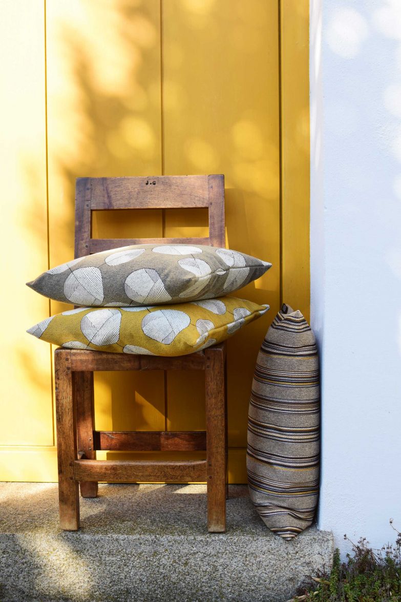Manege frei für die neue Home Collection «Circus», die mit Mustern, Farben und Materialien spielt. Die quadratischen Kissen «Jongleur» zieren kreisrunde Zonen auf Gelb oder Cremeweiss, bei «Manege» sind es Multicolor-Streifen aus Garnen, die dem Kissen einen glanzvollen Auftritt verleihen. ROHLEDER HOME COLLECTION.