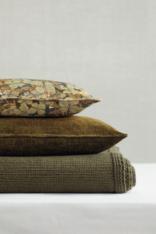 Mix & Match von grob und fein, Strick und Samt, Naturtönen und Non-Colors lautet das Credo des deutschen Unternehmens. Und wer sein Bett einmal mit den hochwertigen Kissen und Plaids dekoriert hat, weiss, dass man Cashmere, Merino, Seide, Baumwolle und Leinen problemlos kombinieren kann. Luiz.