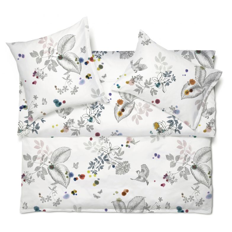 «Kalea» gehört zur Living Colors-Kollektion und wird mit viel Liebe zum Detail von den Schlossberg-Designerinnen von Hand gezeichnet. Im feinen Sujet tanzen bunte Farbkleckse in frischem Lila, Petrol, Gelb und Ocker über Blätter und Blütendolden. Dazwischen tummeln sich detailreich gezeichnete Vögel und Schmetterlinge. Schlossberg.