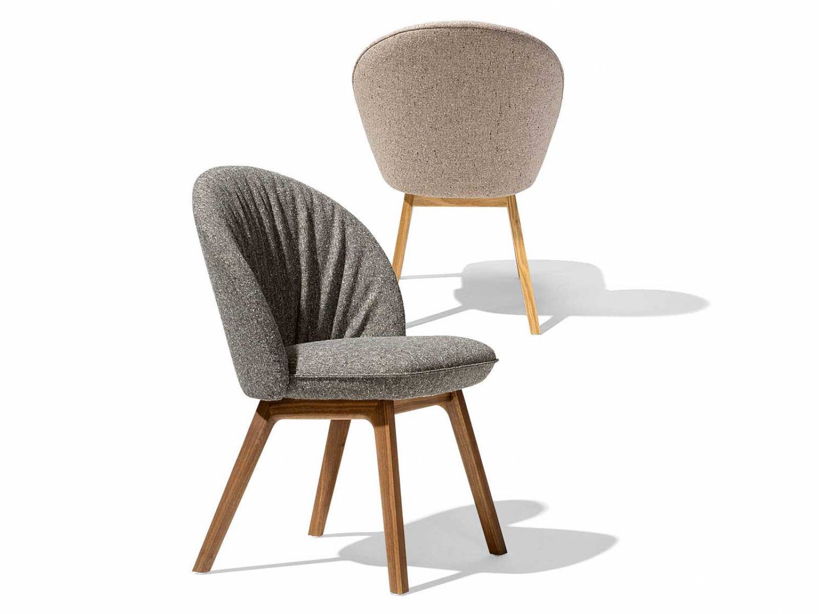 Seinen allgegenwärtigen Kreislaufgedanken hat der österreichische Holzmöbelhersteller nun auch auf die Bezugsstoffe übertragen, denn die neue Stoffkollektion «Ripley» besteht zu 100 Prozent aus recycelten Materialien. Sie zeichnet sich optisch durch eine reizvolle Struktur und ein heterogenes Farbbild aus, das in acht verschiedenen Blau-, Grau- und Brauntönen zur Geltung kommt. Team7.