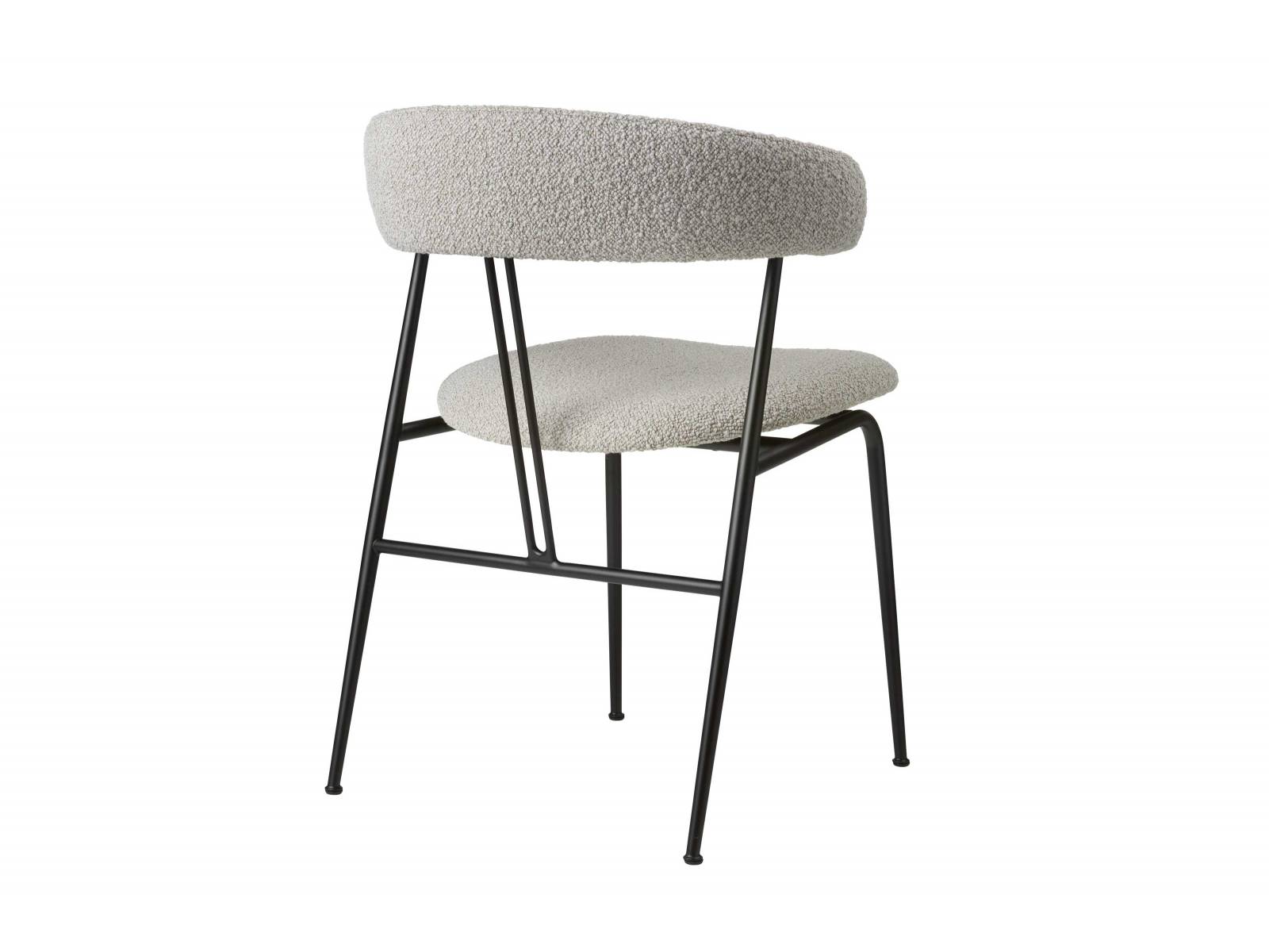 Es sind vor allem zwei feine, parallel verlaufende Linien, die an die Saiten eines Streichinstruments erinnern und den Bezug zum Namensgeber des Stuhls herstellen: Das Designerduo Gam Fratesi griff im «Violin Chair» die Geometrie, Symmetrie und Handwerkskunst des edlen Musikinstruments auf, hielt dabei aber konsequent an der zeitlosen, archetypischen Form des Esszimmerstuhls fest. Gubi.