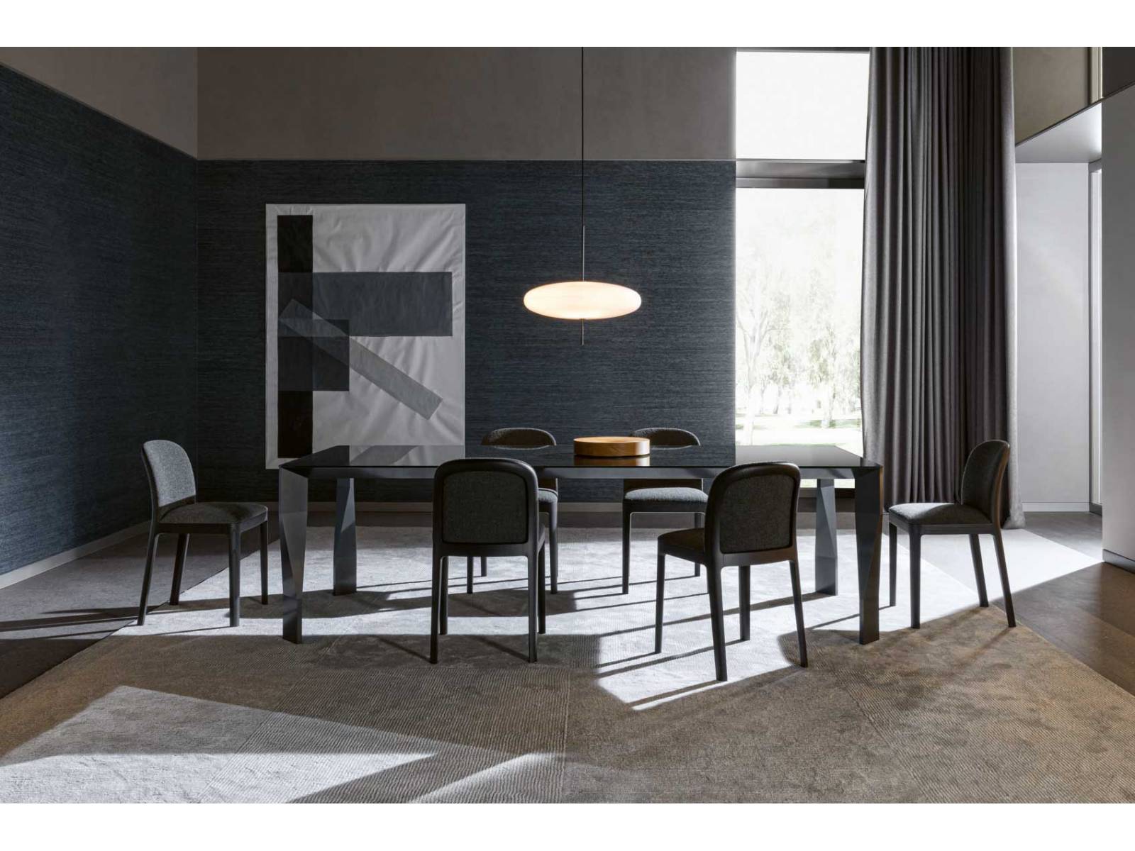 Obwohl seine Struktur aus Massivholz gefertigt wird, wirkt der Stuhl «Tea» sehr leicht und elegant. Jasper Morrison schaffte es in seinem Entwurf, Eleganz und Ergonomie harmonisch zu verbinden und schuf ein modernes Sitzmöbel. Dank verschiedenster Ausführungsmöglichkeiten, die nicht zuletzt die gesamte Textil- und Lederkollektion des Unternehmens einschliessen, wird «Tea» zum individuellen Eyecatcher. Molteni & C.