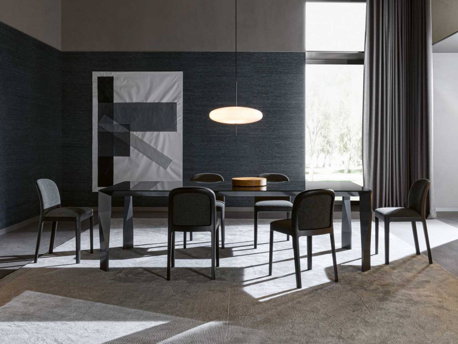 Obwohl seine Struktur aus Massivholz gefertigt wird, wirkt der Stuhl «Tea» sehr leicht und elegant. Jasper Morrison schaffte es in seinem Entwurf, Eleganz und Ergonomie harmonisch zu verbinden und schuf ein modernes Sitzmöbel. Dank verschiedenster Ausführungsmöglichkeiten, die nicht zuletzt die gesamte Textil- und Lederkollektion des Unternehmens einschliessen, wird «Tea» zum individuellen Eyecatcher. Molteni & C.