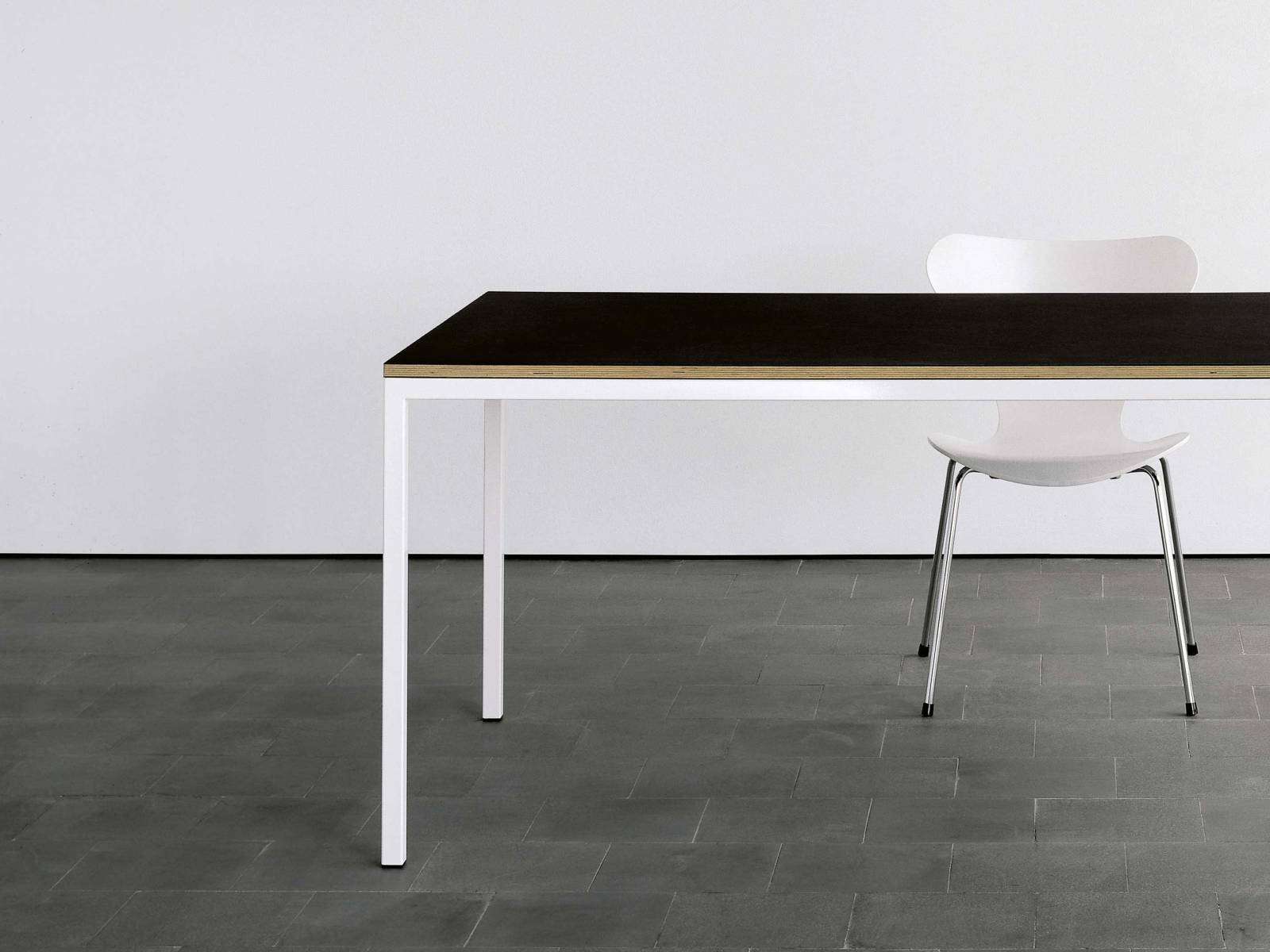 Schlicht und funktional, das ist der «Lehni Tisch». Dank seines zeitlosen Aussehens lässt er sich flexibel mit vorhandenem Interieur kombinieren und ist aufgrund der individuell wählbaren Höhe für jeden Wohnbereich geeignet. Neu sind die Tischoberflächen mit Linoleum und Fenix erhältlich und das Gestell in einem satten Blutorange. Lehni.