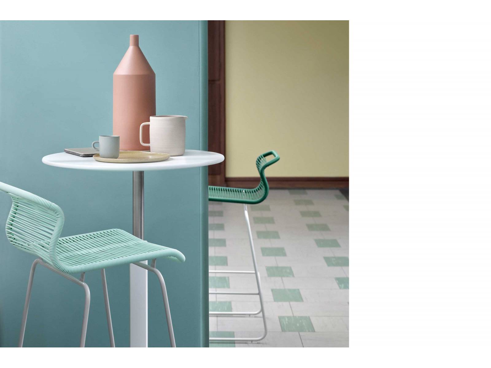 Einer für alles: Mit seinem ersten Stuhldesign schuf Verner Panton im Jahr 1955 einen wahren Tausendsassa. Der «Panton One» bietet in unterschiedlichen Versionen seine Dienste für diverse Wohnräume an, zum Beispiel langbeinig für den Barbereich. Alle gemeinsam haben sie den bequemen Sitz, der sich dank der elastischen Bänder aus Polyurethan angenehm an den Körper schmiegen. Gestell in vier, Bänder in zehn Farben erhältlich, darunter das helle «Marylinn» oder das dunklere «Holmes». Montana.