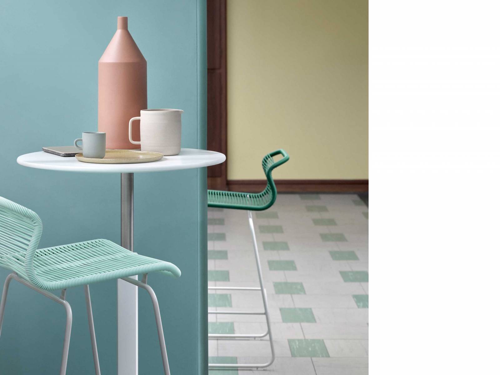 Einer für alles: Mit seinem ersten Stuhldesign schuf Verner Panton im Jahr 1955 einen wahren Tausendsassa. Der «Panton One» bietet in unterschiedlichen Versionen seine Dienste für diverse Wohnräume an, zum Beispiel langbeinig für den Barbereich. Alle gemeinsam haben sie den bequemen Sitz, der sich dank der elastischen Bänder aus Polyurethan angenehm an den Körper schmiegen. Gestell in vier, Bänder in zehn Farben erhältlich, darunter das helle «Marylinn» oder das dunklere «Holmes». Montana.