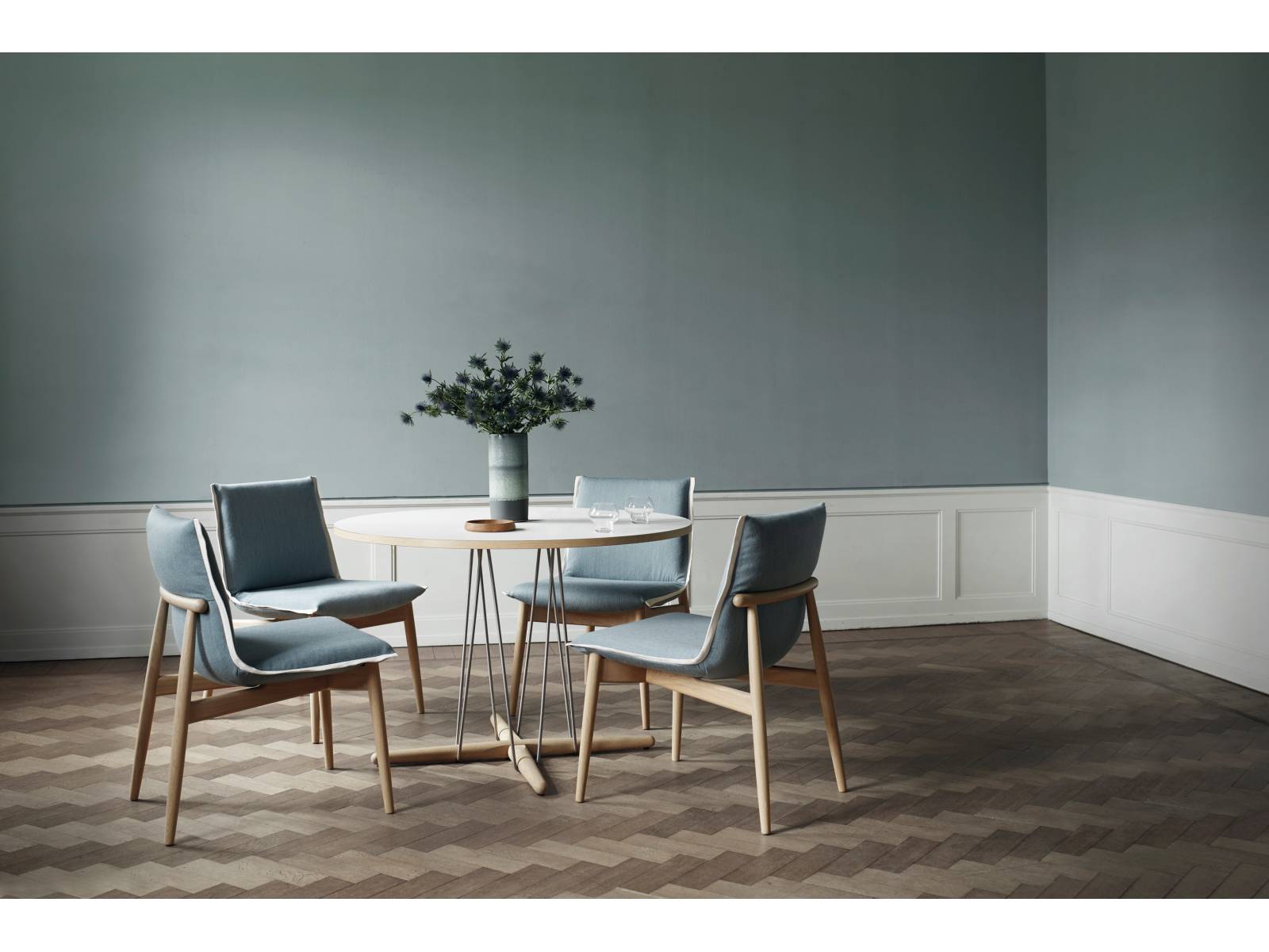 Es sind bereits vier Jahre vergangen, seit das österreichische Designtrio EOOS den Sessel «Embrace» entworfen hat. Kurz darauf folgte ein Lounger, nun ergänzen ein Tisch und ein Stuhl die Kollektion. Letzterer besteht aus einem perfekt geformten Holzrahmen, in dem ein weiches, einmal gefaltetes Polster liegt. Der Tisch kommt mit einem Minimum an Material aus und ist von einem Winddrachen inspiriert. Carl Hansen & Søn.