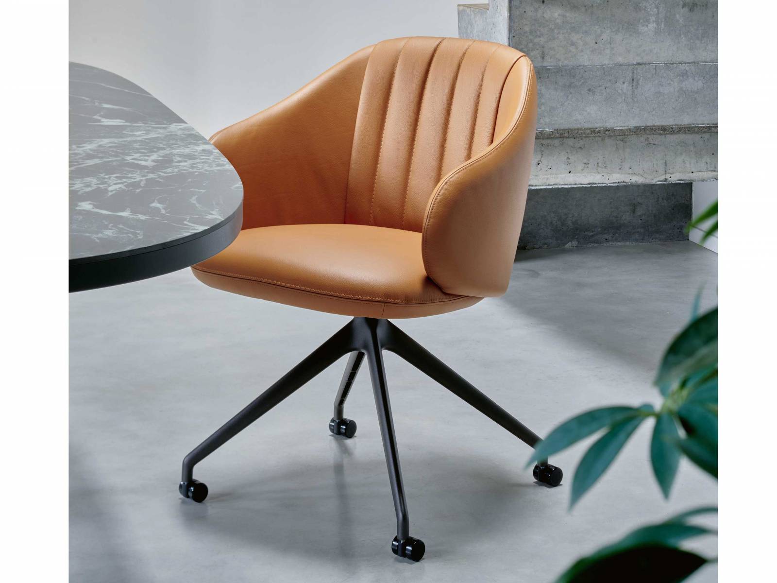 Ein Stuhl, mehrere Ausführungen – dafür steht der vielseitige Dining Chair «Baani» des belgischen Designers Sylvain Willenz. Gemeinsamer Nenner ist der plissierte Stoffstreifen in der Mitte der Rückenlehne. LEOLUX.