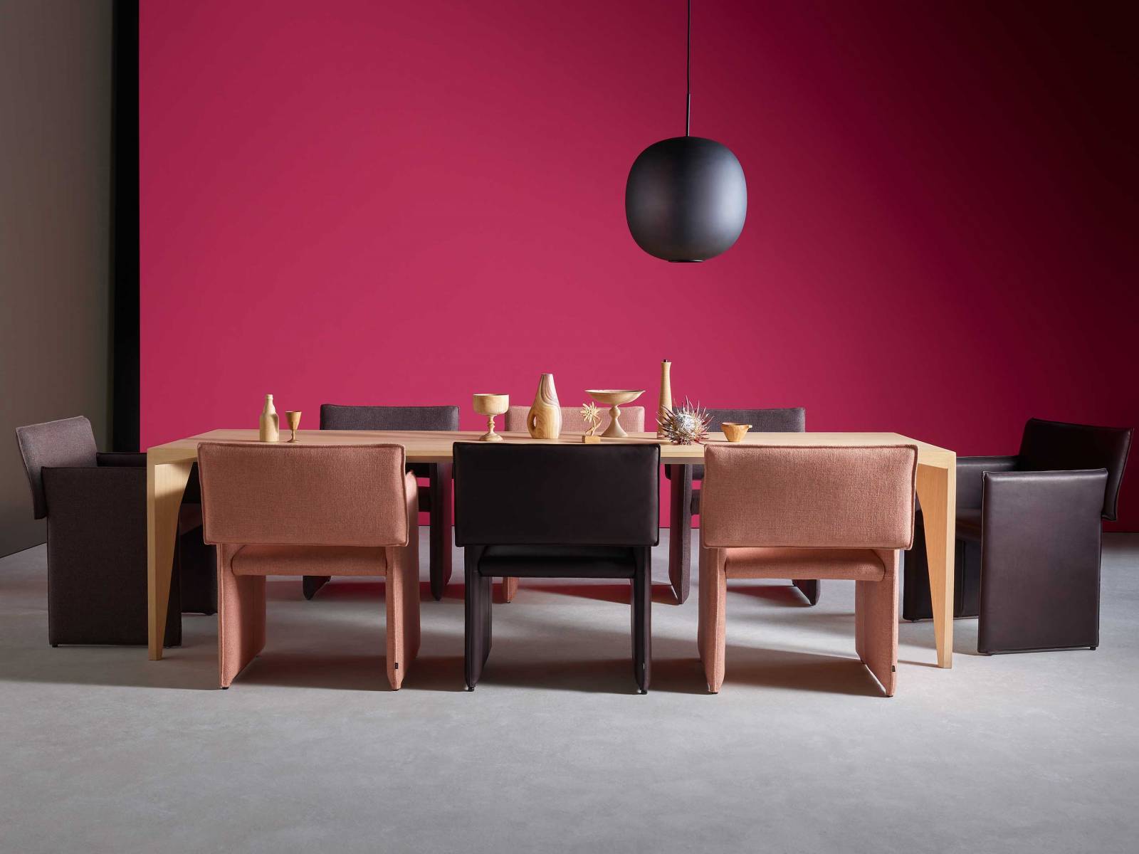 Aufs Minimum reduziert und doch detailreich präsentiert sich der elegante Stuhl «Noto», den die im letzten Jahr verstorbene Designerin Pauline Deltour noch entwarf. Er zeichnet sich durch sein puristisches, klares Design aus. COR.