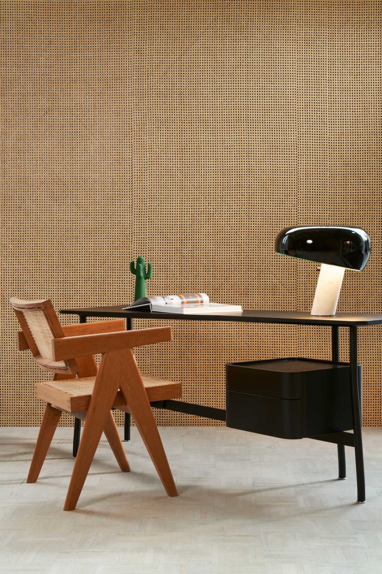 «Rattan» heisst diese Ausführung aus der Icons-Kollektion: Die handgewebte Naturfaser schafft ein nuanciertes Schattenspiel aus Hell und Dunkel an der Wand, das durch einen cremefarbenen oder schwarzen Untergrund noch verstärkt werden kann. «Rattan» ist in den Farben Offwhite und Eclipse erhältlich. Arte International.