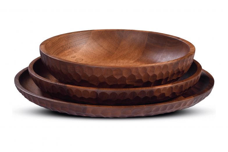 Das bosnische Label trägt seit einigen Jahren die Tradition der Holzschnitzkunst in alle Welt. Dieses Schalenset trägt den Namen Touch Bowl und stammt aus der Feder der britischen Designerin Ilse Crawford. Die Platten und Schalen aus Walnuss sind nur mit Bienenwachs behandelt. Zanat.