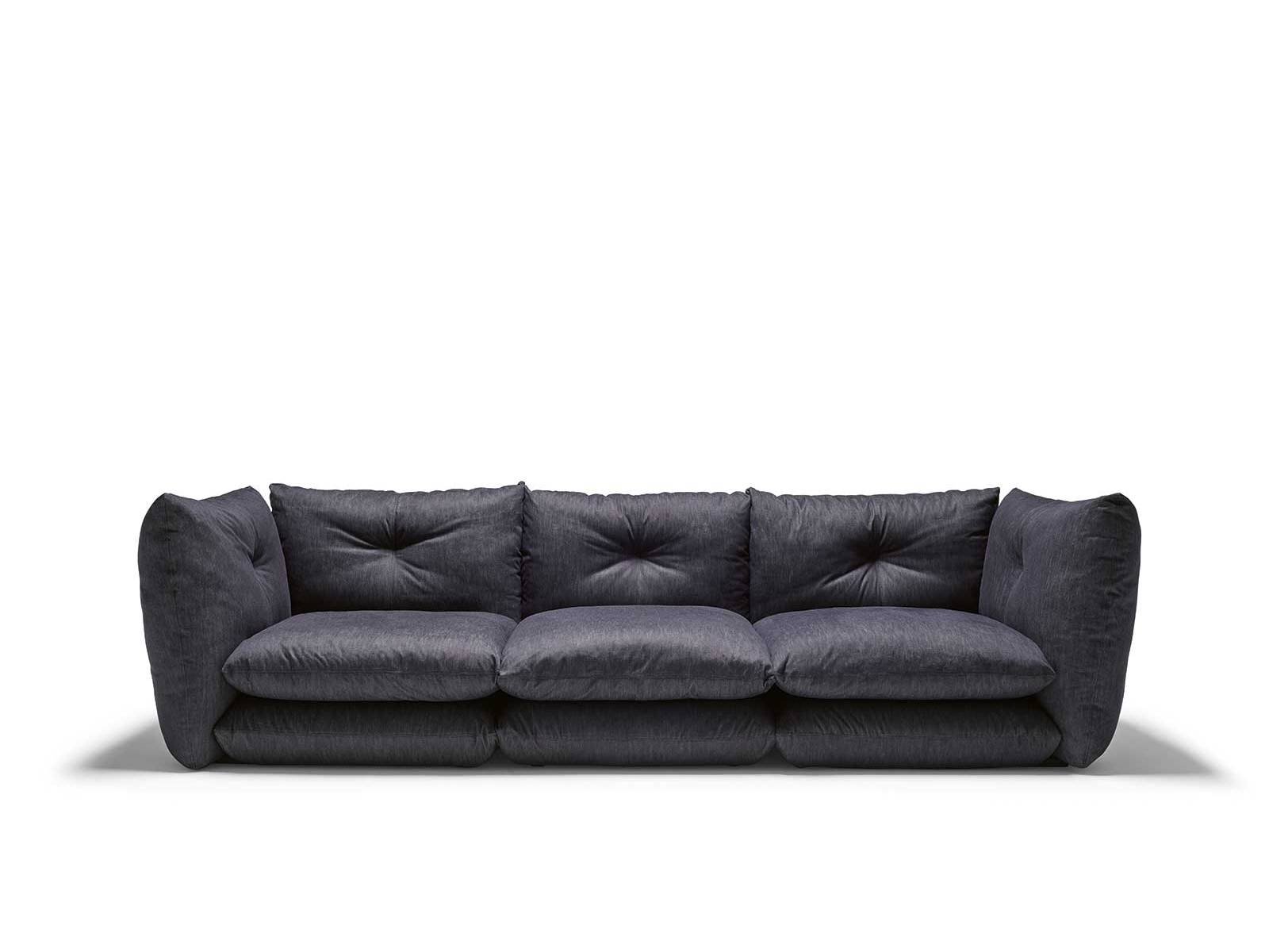 Das «Perron Pillo» Sofa von Willo Perron bringt die Idee des ultimativen Komforts in modularer Form. Inspiriert von übergrossen Kissen, bietet es grosszügige Proportionen und abnehmbare Bezüge in verschiedenen Stoffen, darunter auch Denim. knoll-int.com