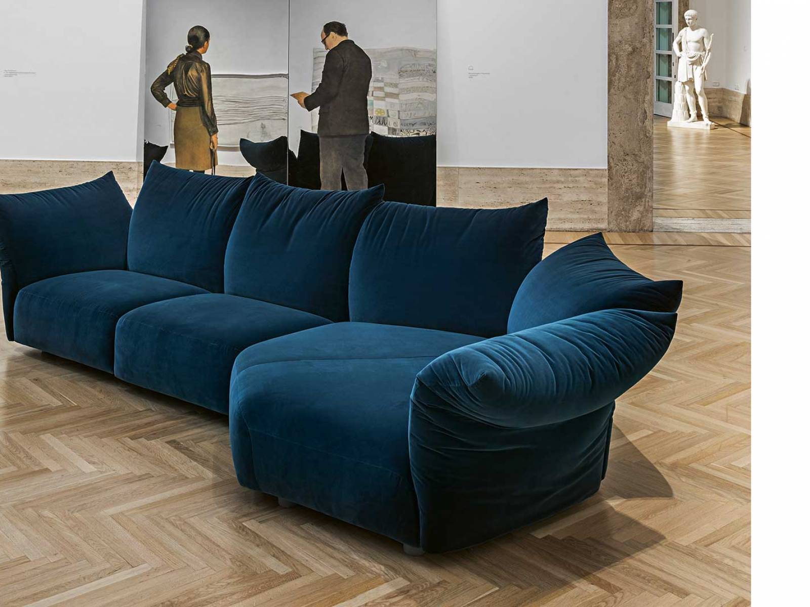 In tiefem Dunkelblau strahlt das Sofa «Standard» eine ruhige Raffinesse aus und lädt dazu ein, sich in seinen weichen, anpassungsfähigen Kissen zu verlieren. Design von Francesco Binfaré. Foto Mattia Aquila Photography. edra.com