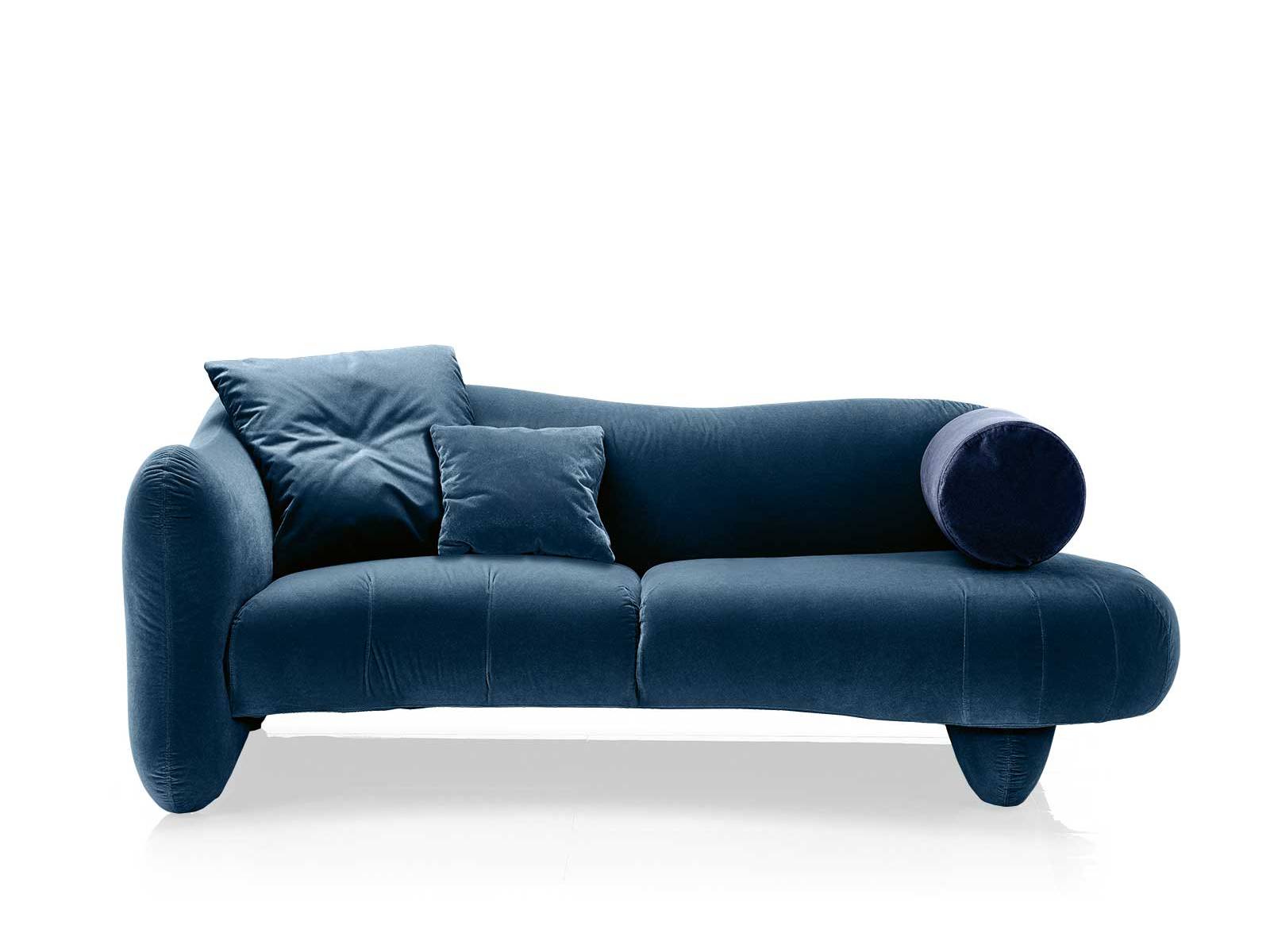 Mit einer grosszügigen Breite und Sitztiefe verwandelt das Sofa «Bongo Bay Lounge» jeden Raum in eine Oase des Komforts. Die Möglichkeit, es mit den Openends zu kombinieren, eröffnet kreative Gestaltungsspielräume, während die abziehbaren Bezüge praktische Flexibilität bieten. bruehl.com