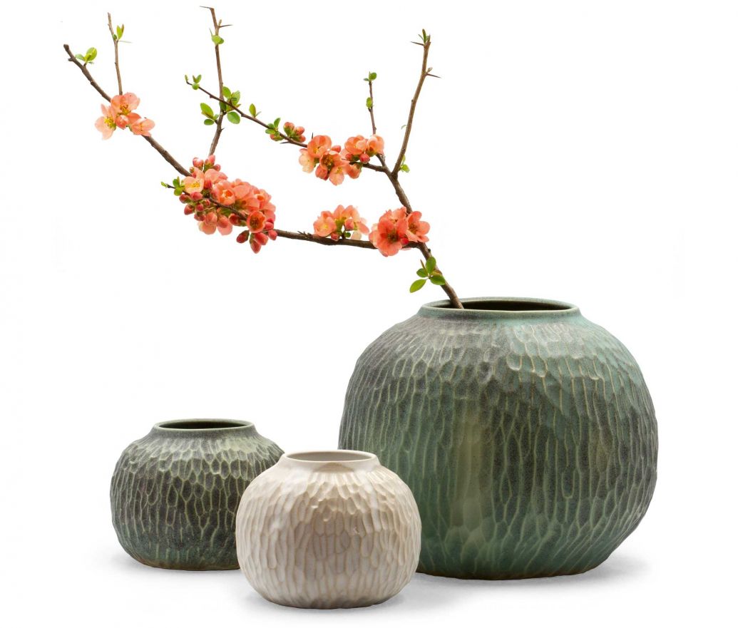 Die dänische Designerin Tilde Andersen lebt und arbeitet in Luzern. Hier erschafft sie wundervolle Keramiken, die beeinflusst sind von skandinavischem Design, traditioneller Handwerkskunst und der Natur ihrer Wahlheimat. Die «Big Moon»-Vase wird auf der Töpferscheibe hergestellt, von Hand verziert und mit einer grünen Kupferglasur überzogen. TILEDCLAY.COM