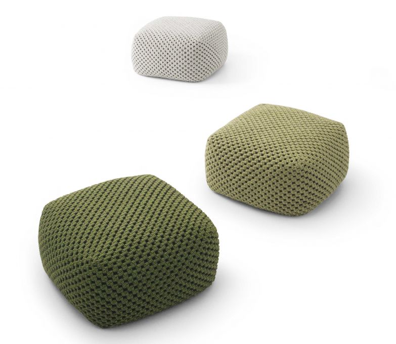 Für gemütliche und entspannte Momente sorgen die Poufs der Kollektion «Berry», die in zwei Grössen und verschiedenen Farben erhältlich sind. Das Besondere: Für die abnehmbaren Bezüge steht sowohl ein wetterfester Garn als auch ein weicher Stoff zur Auswahl, wodurch sich die Sitzkissen für drinnen oder draussen eignen. PAOLALENTI.